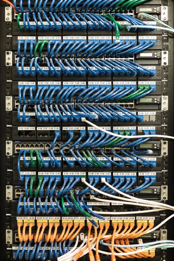 Rak jaringan dengan kabel patch tertata untuk sistem CCTV
