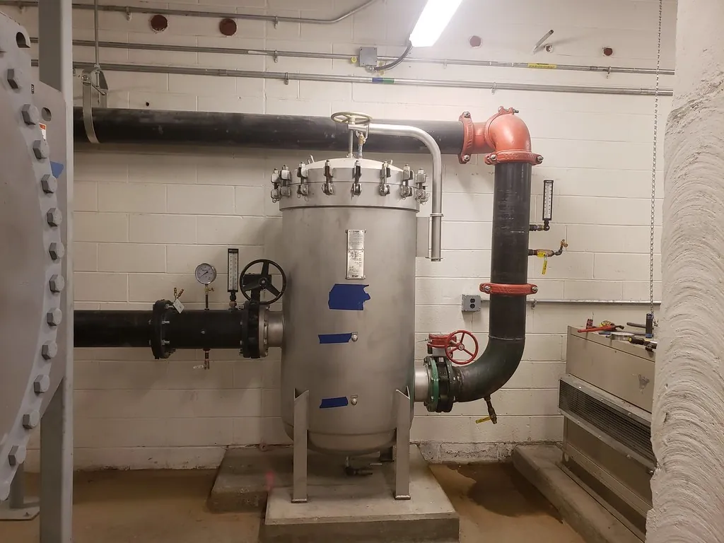 Unit filter dan perpipaan di ruang pompa gedung