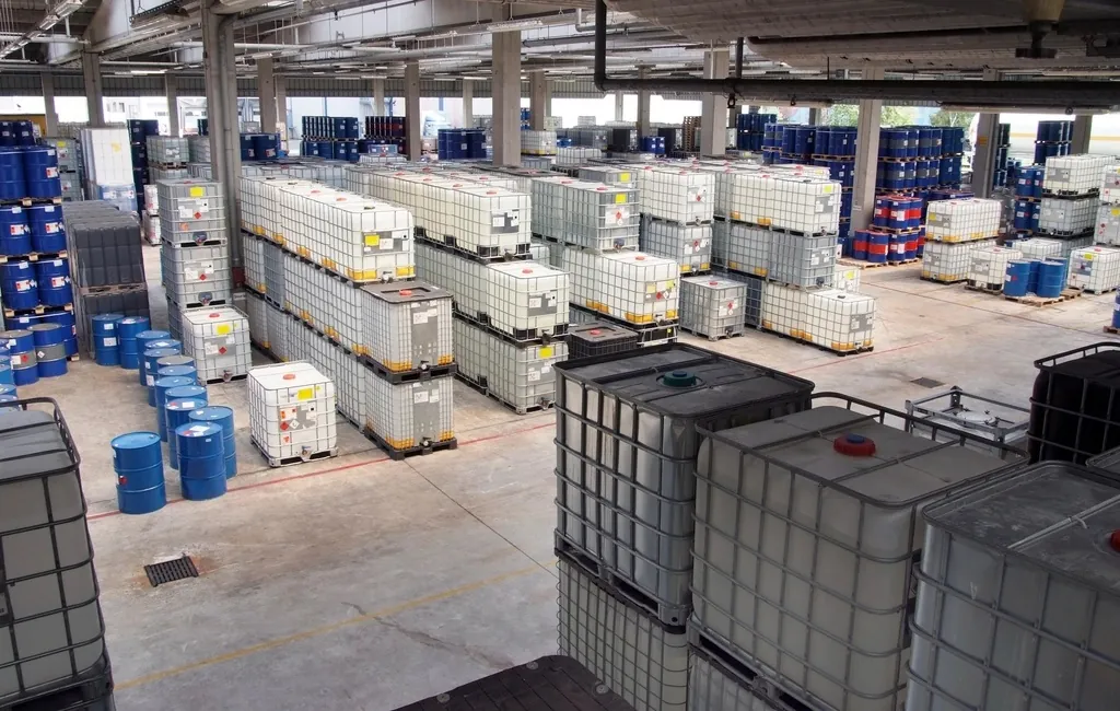 Interior gudang dengan barang tertata di area penyimpanan