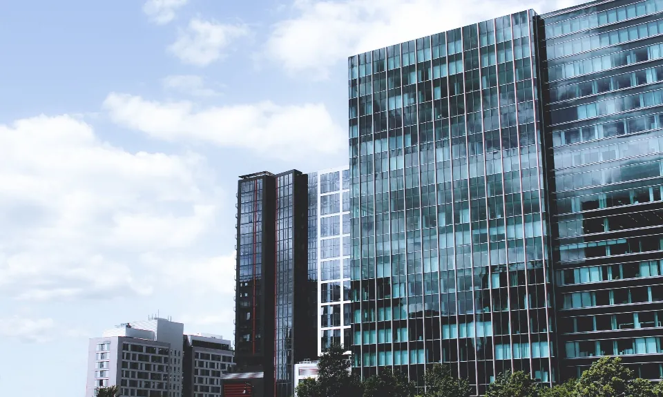Gedung perkantoran tinggi berfasad kaca