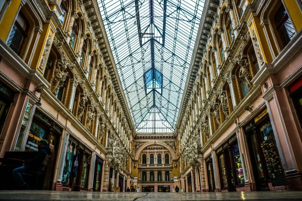 Interior arcade pusat belanja dengan atap kaca
